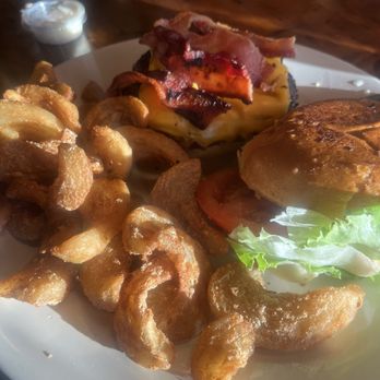Rainbow Oaks Restaurant - Bacon cheeseburger - American Near Me - Fallbrook, California