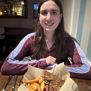 Tigín Irish Pub - Reuben Sandwich with Chips - Irish Pub Near Me - Stamford, Connecticut Tigín Irish Pub - Reuben Sandwich with Chips - Irish Pub Near Me - Stamford, Connecticut