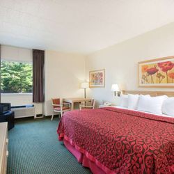 Days Inn by Wyndham Fremont - Guest room