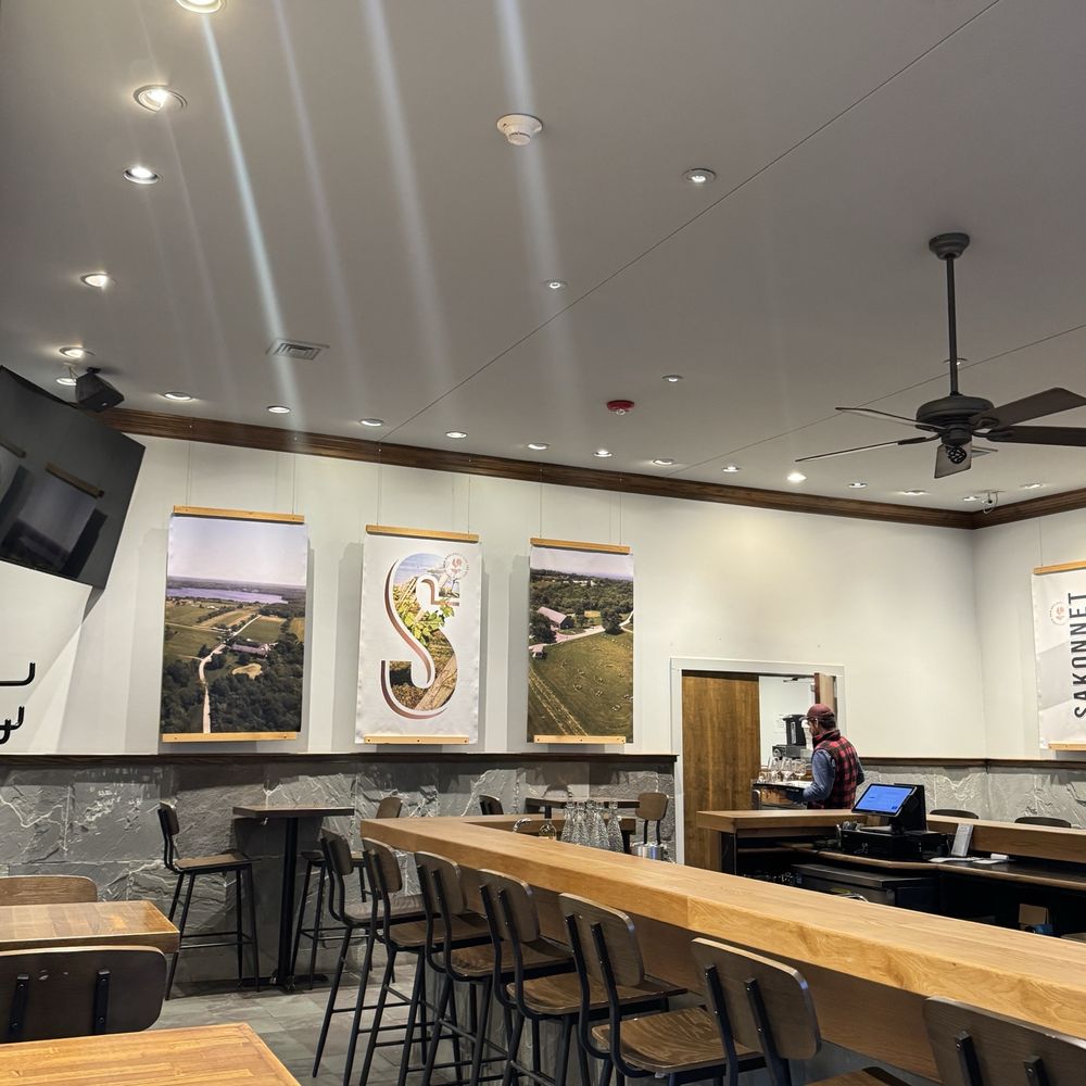 Carolyn's Sakonnet Vineyards - vineyard in Little Compton, RI