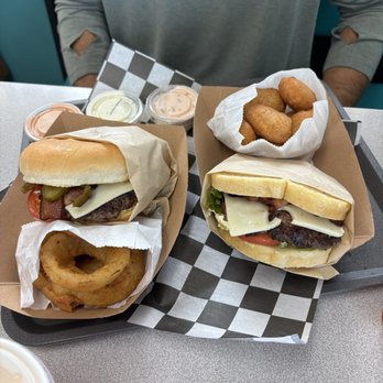 Cascade Burgers - Guacamole burger, onion rings, sourdough burger, mac n cheese bites - Burgers Near Me - Concrete, Washington