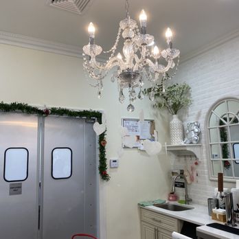Perfect Sweets in Auburndale - Pretty chandelier - Desserts Near Me - Queens, New York Perfect Sweets in Auburndale - Pretty chandelier - Desserts Near Me - Queens, New York