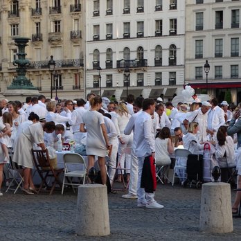 Le Panthéon - 2017 the secret White Dinner ... how lovely and what a great idea - Landmarks & Historical Buildings Near Me - Paris, 75 Le Panthéon - 2017 the secret White Dinner ... how lovely and what a great idea - Landmarks & Historical Buildings Near Me - Paris, 75