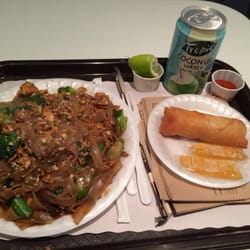 Thai Express - Combo Pad Sew chicken, spring roll and coconut water
