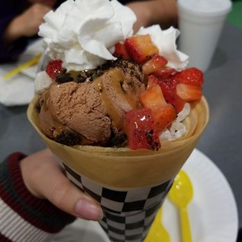 Salju Dessert - Volcano deluxe with extra vanilla ice cream - Desserts Near Me - Alhambra, California Salju Dessert - Volcano deluxe with extra vanilla ice cream - Desserts Near Me - Alhambra, California