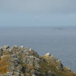 von Pointe du Van zur Pointe du Raz - Blick von Pointe du Van auf den Phare de Tévennec