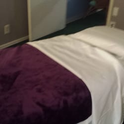 Knead2Relax Massage Therapy - Picture of the massage room very cozy.