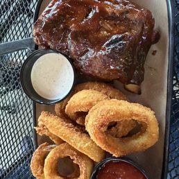 Baby back rib basket with onion rings