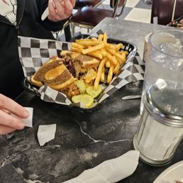 Reuben w/Fries Reuben w/Fries