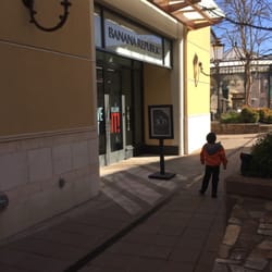 Banana Republic - Outside