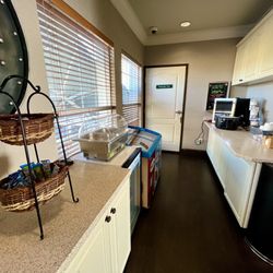 Elizabeth Oceanfront Suites, Ascend Hotel Collection - The breakfast area in the lobby