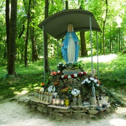 Pałac Goetz - Kapliczka w palacowym ogrodzie
