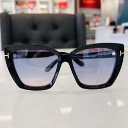 Tom Ford: sophisticated and light weight