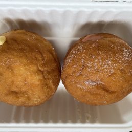 Custard Malasada (left) and Guava Malasada (Right).  Uuuuber delicious!!!  Reminds me of Hawaii.