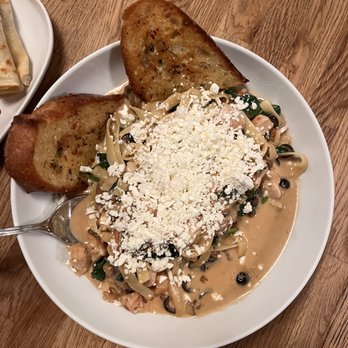 Cafe Dantorels - Chicken Alfredo fettuccine pasta - Cafes Near Me - Sacramento, California Cafe Dantorels - Chicken Alfredo fettuccine pasta - Cafes Near Me - Sacramento, California