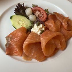 Le Lapin Bleu - Nicely presented smoked salmon- decent portion