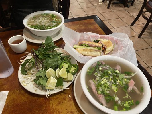 Pho & Cafe Anh Hong by null