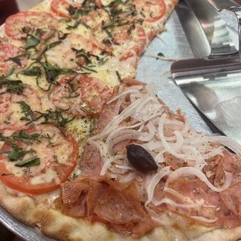 Camelo Pizzaria Orlando - Calabresa/ marguerita com tomate - Pizza Near Me - Orlando, Florida