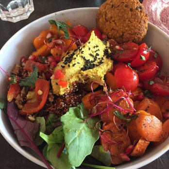 La Popote d'Ondine - Sunny bowl with homemade baked tofu, tomatoes, pomegranate, spring mix, curry hummus, quinoa, carrots - Desserts Near Me - Nice, 06 La Popote d'Ondine - Sunny bowl with homemade baked tofu, tomatoes, pomegranate, spring mix, curry hummus, quinoa, carrots - Desserts Near Me - Nice, 06