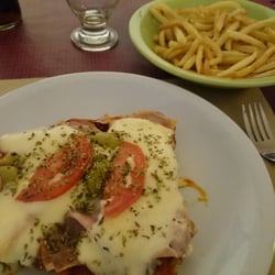 Las papas vienen en otro plato. Matambre a la pizza con fritas: $87 @Yelpcba es servicio!