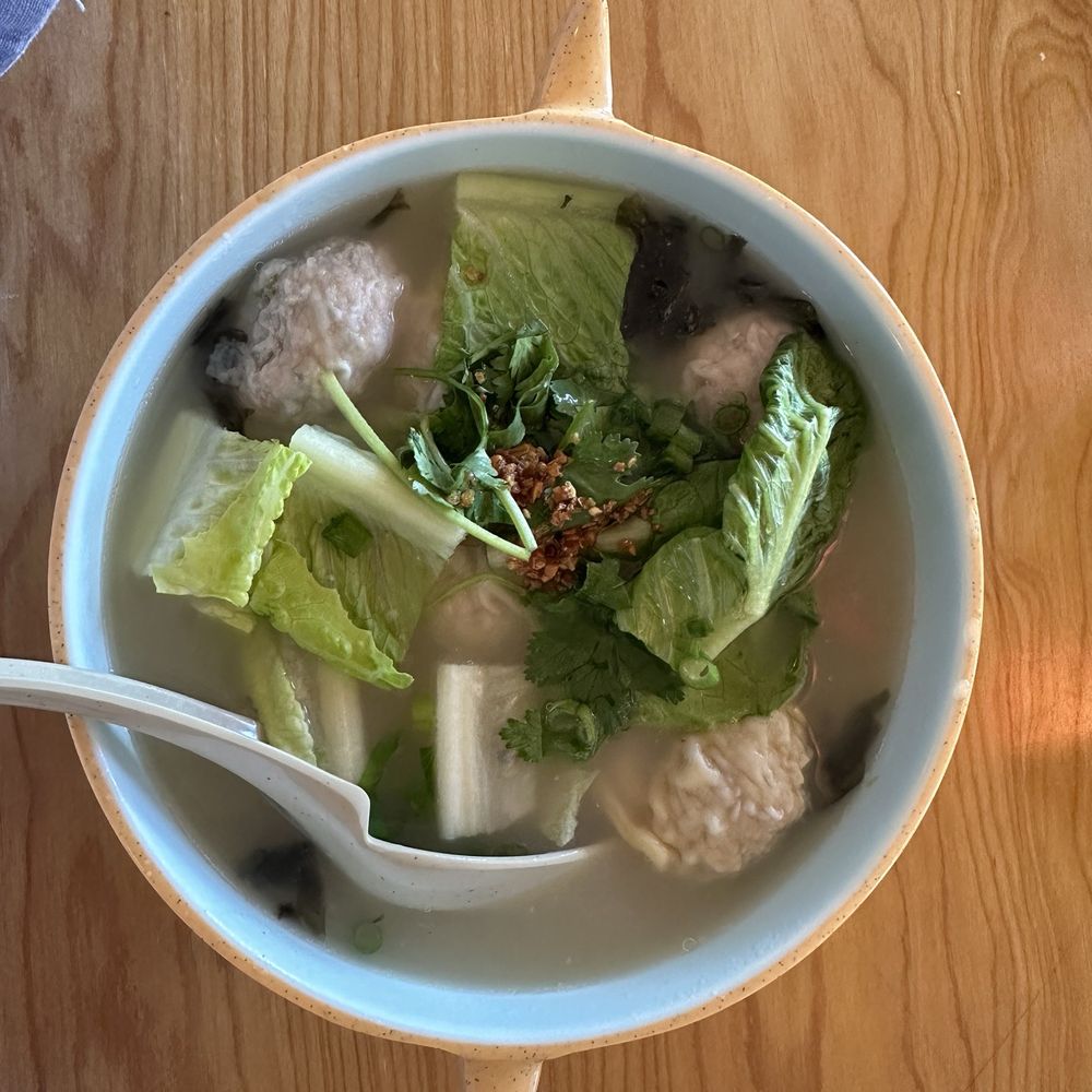 Pork wonton soup! Delicious! The wontons were filled generously! Pork wonton soup! Delicious! The wontons were filled generously!