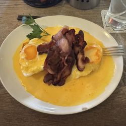 The Auld Rogue - Eggs Benedict and not shy about hollandaise sauce!