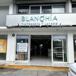 BLANQHIA Laundry & Dry Cleaning | Fluvial Vallarta - Es la fachada del negocio con el nombre real. Y el número de la calle es más de mil trescientos