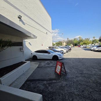 Verizon - Parking area in back - Mobile Phones Near Me - Pasadena, California