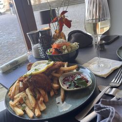 Martinus Klostercafé - Wiener Schnitzel mit pommes und salat
