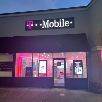 T-Mobile - Outside of store - Mobile Phones Near Me - Wayne, New Jersey