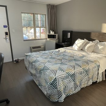 Motel 6 - 1 queen size bed with 3 pillows - Hotels Near Me - Carlisle, Pennsylvania Motel 6 - 1 queen size bed with 3 pillows - Hotels Near Me - Carlisle, Pennsylvania