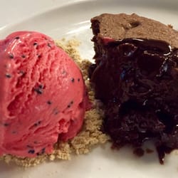 El Farallón - Volcán de chocolate sin lava líquida. El helado de pitaya una verdadera exquisités. .