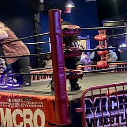 Fire Betty's Arcade Bar - Micro wrestling