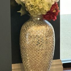 Riccobene Associates Family Dentistry - Mirrored vase