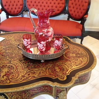 Museo Casa Montejo - Pitcher and glasses on fancy table - Museums Near Me - Merida, YUC Museo Casa Montejo - Pitcher and glasses on fancy table - Museums Near Me - Merida, YUC