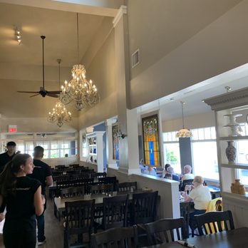 Southern Belle's - Walking to my table - Breakfast & Brunch Near Me - Barrington, Illinois