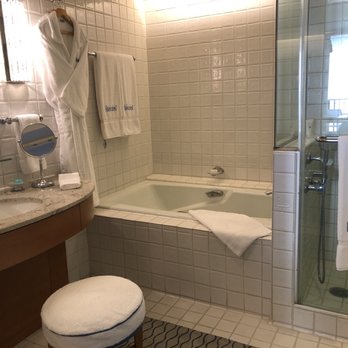 Halekulani Hotel - Ocean view room - bathroom - Hotels Near Me - Honolulu, Hawaii