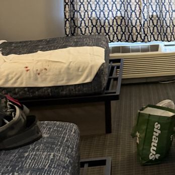 The Mainstay Inn - bloody towel in first room they gave us - Hotels Near Me - Phoenixville, Pennsylvania