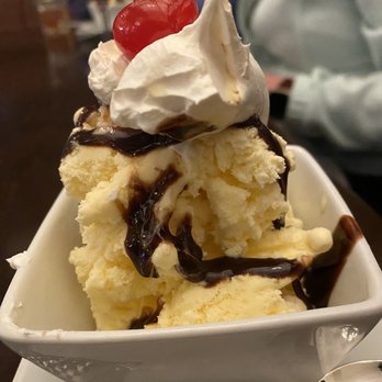 Red Coach Inn - Kids ice cream dessert - Hotels Near Me - Niagara Falls, New York