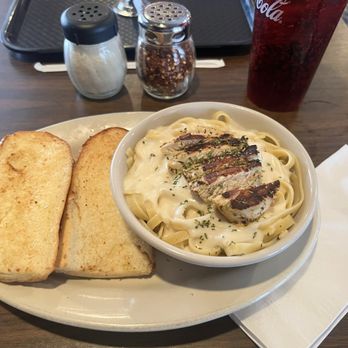 Papa Dante's Restaurant - Small Family Fettuccini Alfredo w/Garlic Bread - Italian Near Me - Converse, Texas Papa Dante's Restaurant - Small Family Fettuccini Alfredo w/Garlic Bread - Italian Near Me - Converse, Texas