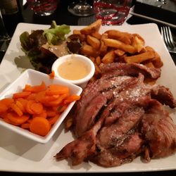 Côt'à l'Os - Plat principal viande accompagné de carottes, de frites et de la sald