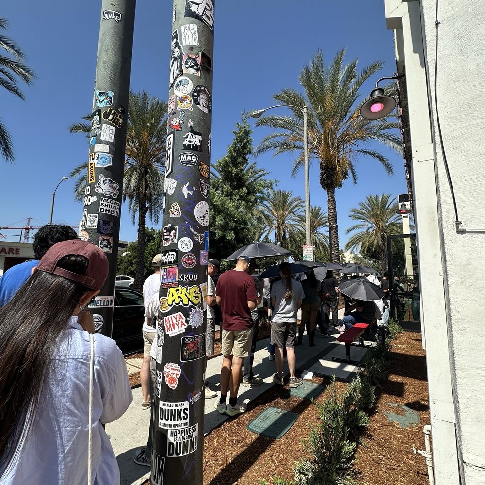 Howlin' Ray's - Outside line (took an hour) IG: @ammysalamii - Southern Near Me - Pasadena, California Howlin' Ray's - Outside line (took an hour) IG: @ammysalamii - Southern Near Me - Pasadena, California