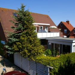 Fischerhaus - Ferienwohnungen - Fischerhaus - Außenansicht ca. 20 Meter vom Hafen & Deich