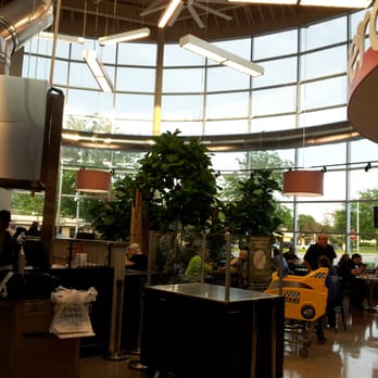 Mariano's - Eating area - Grocery Near Me - Elmhurst, Illinois