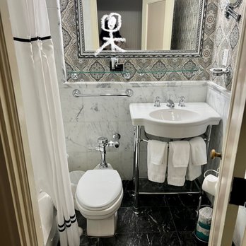 Hotel Bethlehem - Victorian style bathroom - Hotels Near Me - Bethlehem, Pennsylvania