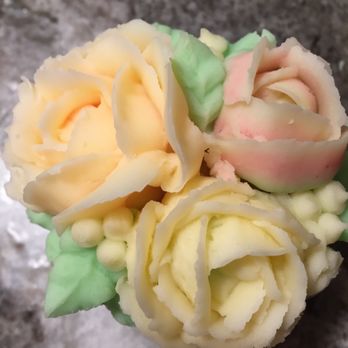 Tres Fiori - a close up of a bouquet of flowers - Cupcakes Near Me Tres Fiori - a close up of a bouquet of flowers - Cupcakes Near Me