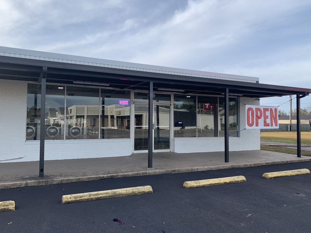 XL LAUNDRY AT WEST BERRY AVE Updated Jun 2024 105 W Berry Ave