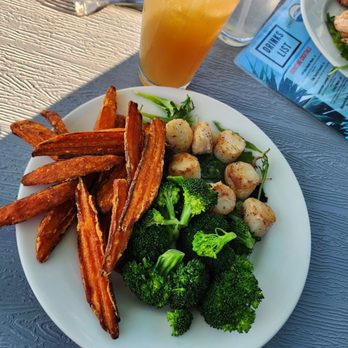 Lake Eustis Waterfront Grille - Scallops, Broccoli, and Sweet Potatoes fries - Seafood Near Me - Eustis, Florida