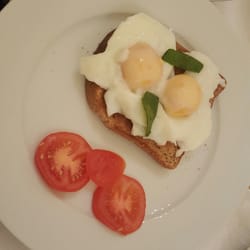 Inchgrove House - Had poached eggs on toast, bowl of porridge with blue berries,  all made fresh.