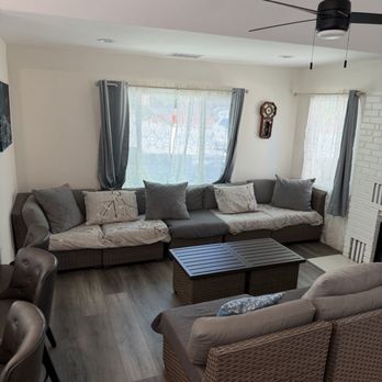 Bear Creek Resort - Large living room - Guest Houses Near Me - Big Bear Lake, California